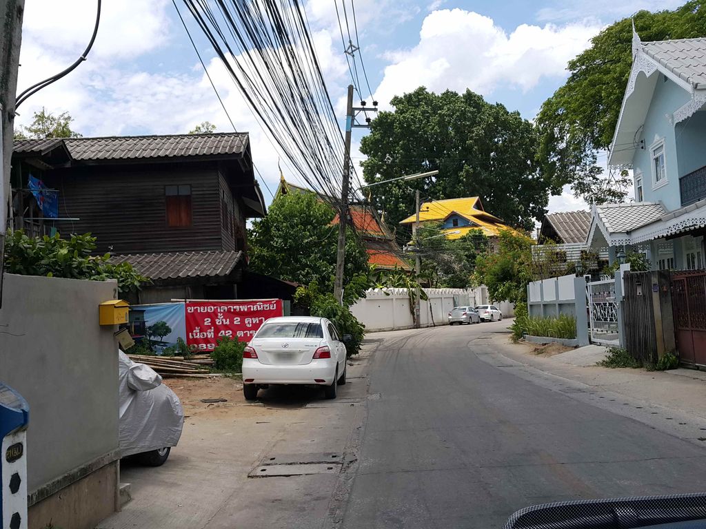 ภาพถนนตรงที่ ตู้น้ำหยอดเหรียญ( smart water ) ตั้งอยู่ ถ่ายโดย jrcarlsen พ.ศ. 2558 (2015) · A street-level view of where ตู้น้ำหยอดเหรียญ( smart water ) stands, by jrcarlsen in 2558 (2015)