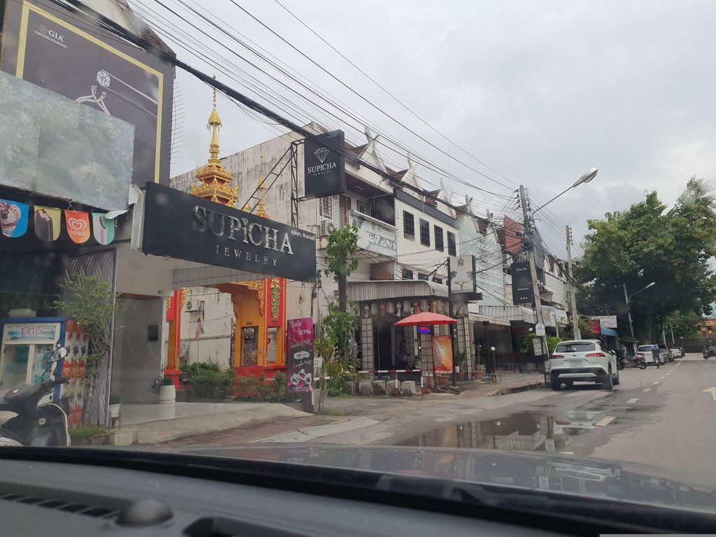 ภาพถนนตรงที่ ตู้น้ำหยอดเหรียญ(Happy drink) ตั้งอยู่ ถ่ายโดย jrcarlsen พ.ศ. 2566 (2023) · A street-level view of where ตู้น้ำหยอดเหรียญ(Happy drink) stands, by jrcarlsen in 2566 (2023)