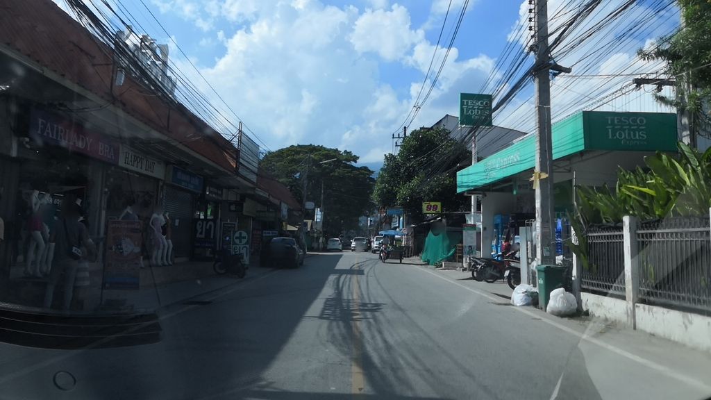 ภาพถนนตรงที่ ตู้น้ำหยอดเหรียญ (water king) ตั้งอยู่ ถ่ายโดย charlesano พ.ศ. 2561 (2018) · A street-level view of where ตู้น้ำหยอดเหรียญ (water king) stands, by charlesano in 2561 (2018)