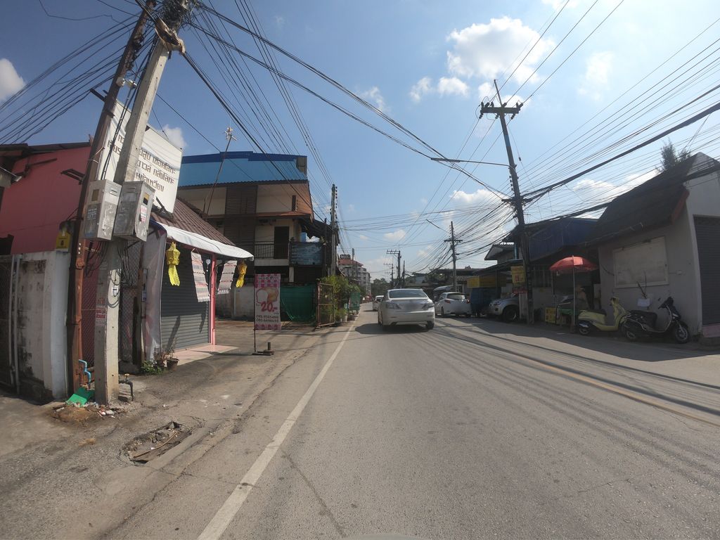 ภาพถนนตรงที่ ตู้น้ำหยอดเหรียญ (aquatek) ตั้งอยู่ ถ่ายโดย chanuwath_grab พ.ศ. 2562 (2019) · A street-level view of where ตู้น้ำหยอดเหรียญ (aquatek) stands, by chanuwath_grab in 2562 (2019)