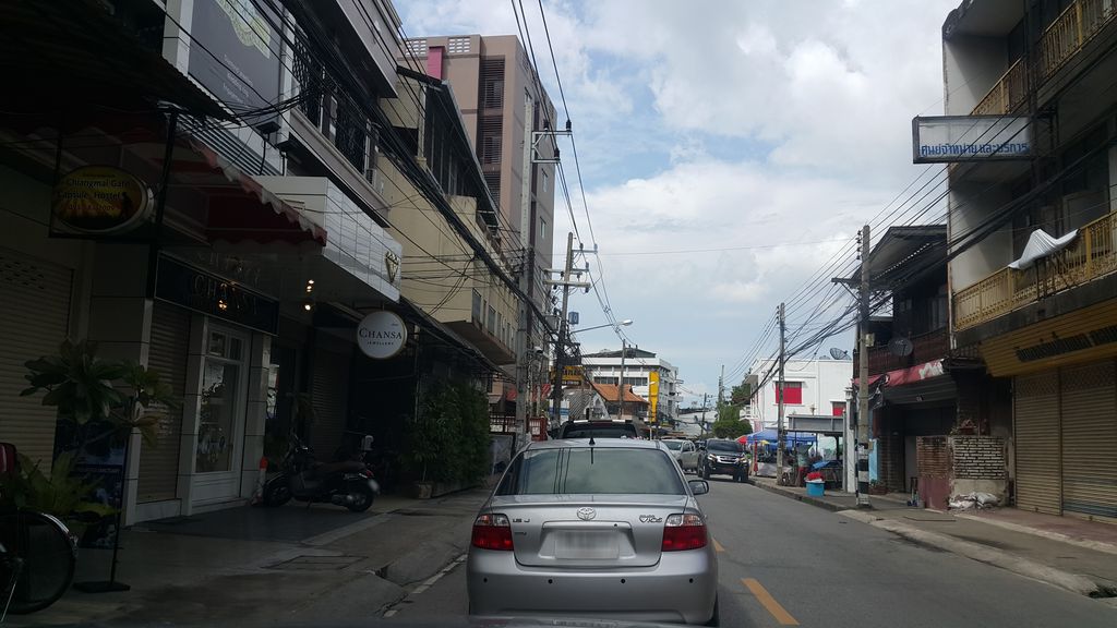 ภาพถนนตรงที่ ตู้น้ำหยอดเหรียญ (super fresh) ตั้งอยู่ ถ่ายโดย jrcarlsen พ.ศ. 2560 (2017) · A street-level view of where ตู้น้ำหยอดเหรียญ (super fresh) stands, by jrcarlsen in 2560 (2017)