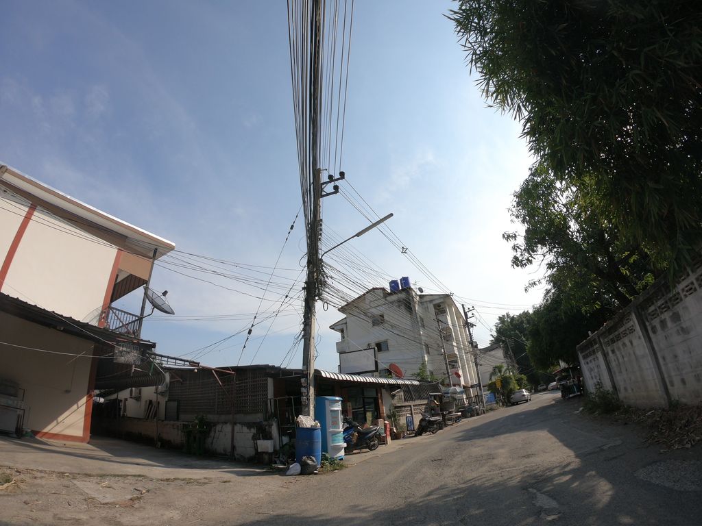 ภาพถนนตรงที่ ตู้น้ำดื่มหยอดเหรียญ (บ้านหยอดเหรียญ) ตั้งอยู่ ถ่ายโดย chanuwath_grab พ.ศ. 2562 (2019) · A street-level view of where ตู้น้ำดื่มหยอดเหรียญ (บ้านหยอดเหรียญ) · Tu Nam Duem Yotrian (ban Yotrian) stands, by chanuwath_grab in 2562 (2019)