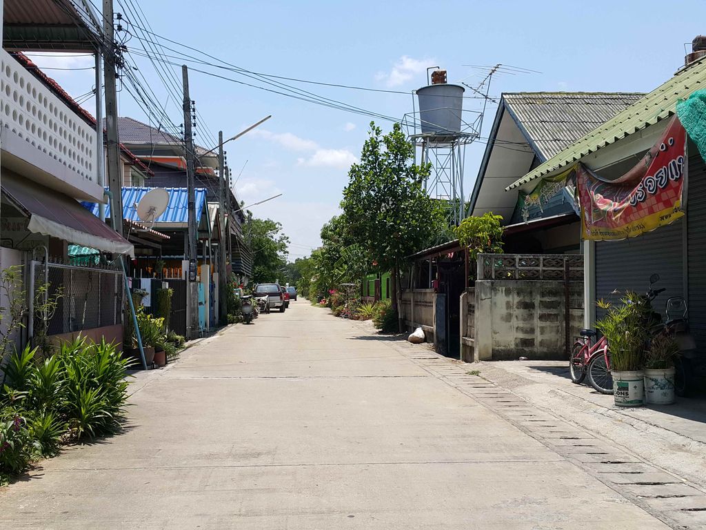 ภาพถนนตรงที่ ตู้น้ำดื่มหยอดเหรียญ  (PTwater) ตั้งอยู่ ถ่ายโดย jrcarlsen พ.ศ. 2558 (2015) · A street-level view of where ตู้น้ำดื่มหยอดเหรียญ  (PTwater) stands, by jrcarlsen in 2558 (2015)