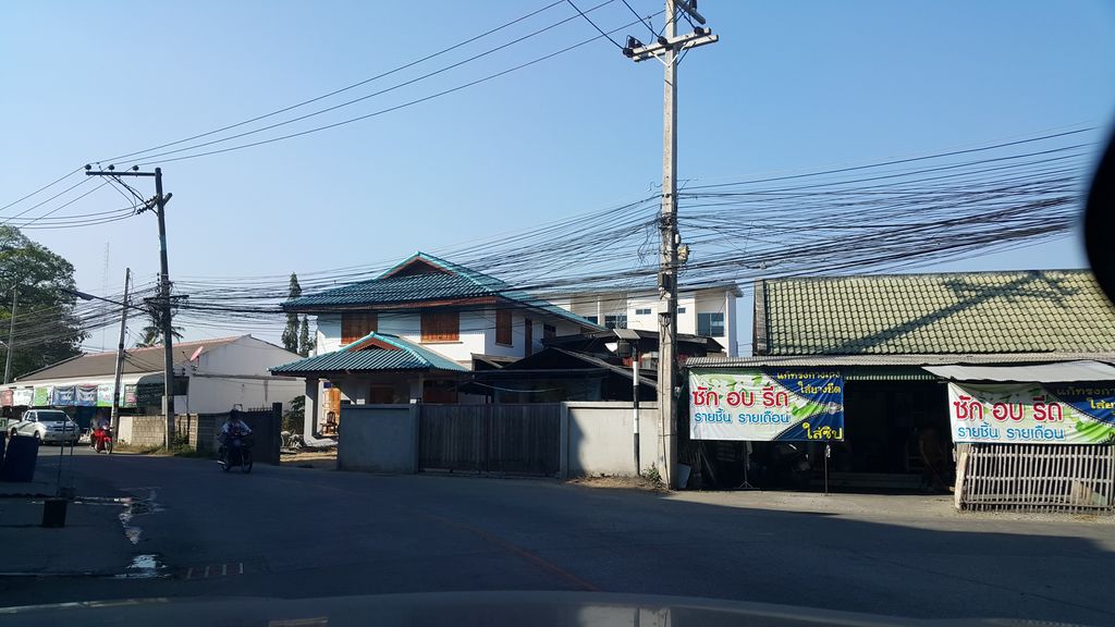 ภาพถนนตรงที่ ตู้น้ำหยอดเหรียญ ประชารัฐ ตั้งอยู่ ถ่ายโดย jrcarlsen พ.ศ. 2560 (2017) · A street-level view of where ตู้น้ำหยอดเหรียญ ประชารัฐ · Tunam Yotrian Pracha Rat stands, by jrcarlsen in 2560 (2017)