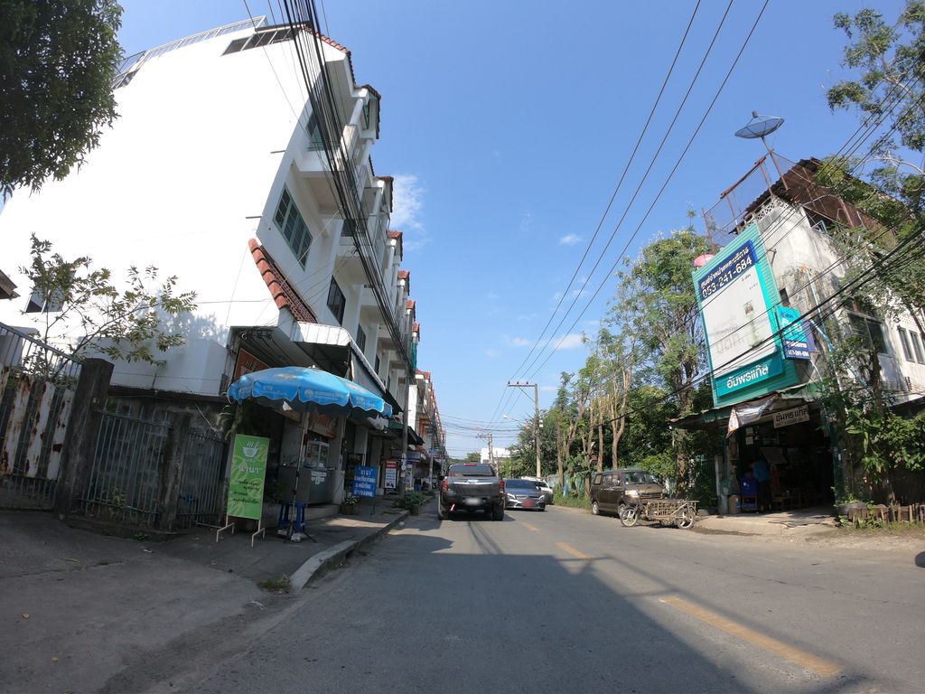 ภาพถนนตรงที่ อัมพรแก๊ส ตั้งอยู่ ถ่ายโดย chanuwath_grab พ.ศ. 2562 (2019) · A street-level view of where อัมพรแก๊ส · Amphrakaet stands, by chanuwath_grab in 2562 (2019)