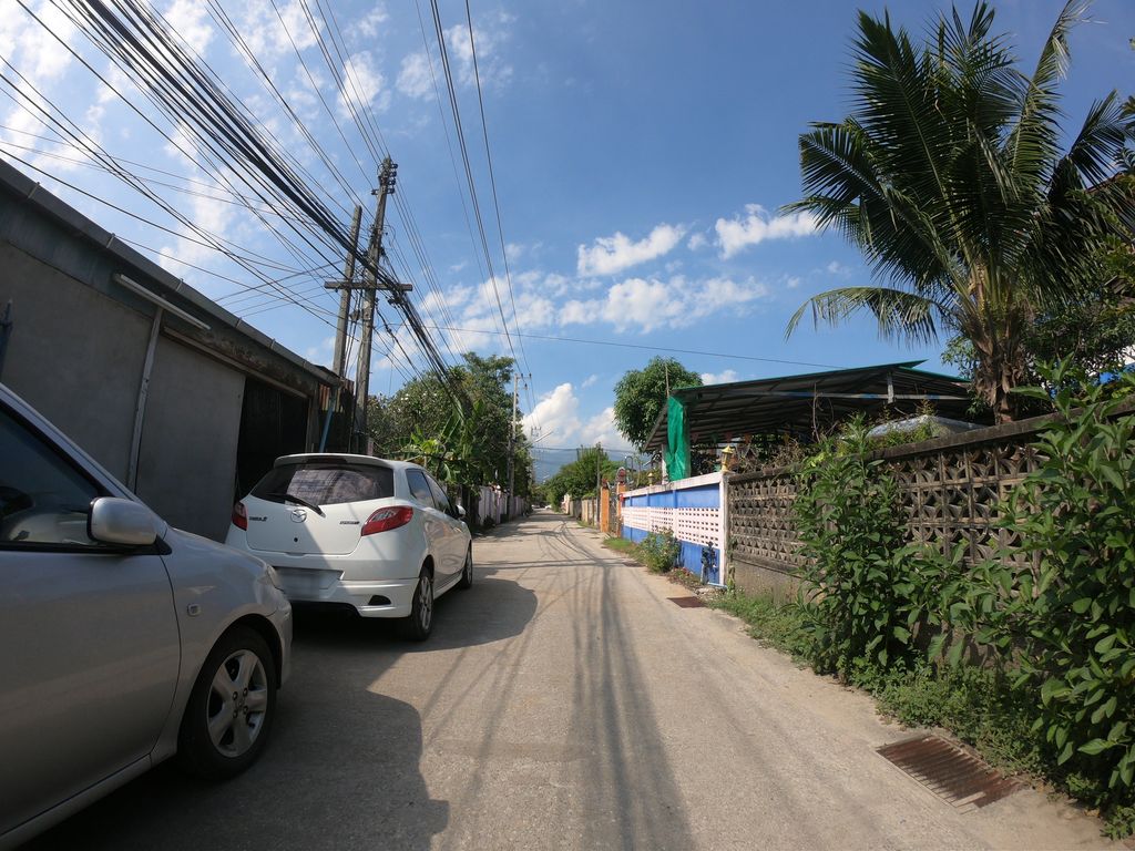 ภาพถนนตรงที่ ตู้น้ำดื่มหยอดเหรียญ (น้ำแร่พลังแม่เหล็ก) ตั้งอยู่ ถ่ายโดย chanuwath_grab พ.ศ. 2562 (2019) · A street-level view of where ตู้น้ำดื่มหยอดเหรียญ (น้ำแร่พลังแม่เหล็ก) · Tu Nam Duem Yotrian (nam Rae Phlangmaelek) stands, by chanuwath_grab in 2562 (2019)