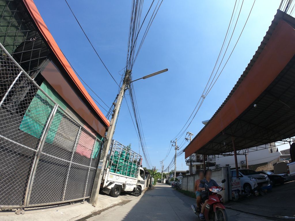 ภาพถนนตรงที่ ติ่งแก๊ส ส่งแก๊ส ตั้งอยู่ ถ่ายโดย chanuwath_grab พ.ศ. 2562 (2019) · A street-level view of where ติ่งแก๊ส ส่งแก๊ส · Tingkaet Songkaet stands, by chanuwath_grab in 2562 (2019)