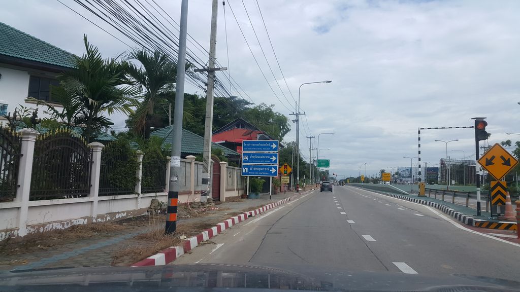 ภาพถนนตรงที่ ร้านรุ่งเรืองแก๊ส (สาขาที่ 1 กาดสามแยก) ตั้งอยู่ ถ่ายโดย jrcarlsen พ.ศ. 2560 (2017) · A street-level view of where ร้านรุ่งเรืองแก๊ส (สาขาที่ 1 กาดสามแยก) · Ran Rungrueang Kaet (sakha Thi 1 Kat Samyaek) stands, by jrcarlsen in 2560 (2017)