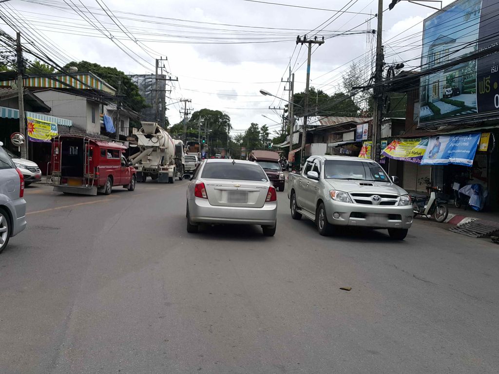 ภาพถนนตรงที่ ตู้น้ำหยอดเหรียญ (waterquality) ตั้งอยู่ ถ่ายโดย jrcarlsen พ.ศ. 2558 (2015) · A street-level view of where ตู้น้ำหยอดเหรียญ (waterquality) stands, by jrcarlsen in 2558 (2015)