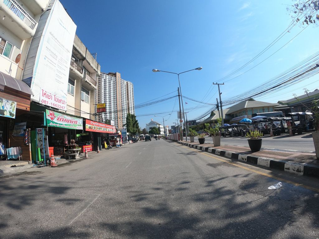 ภาพถนนตรงที่ ตู้น้ำหยอดเหรียญ (ion water system) ตั้งอยู่ ถ่ายโดย chanuwath_grab พ.ศ. 2562 (2019) · A street-level view of where ตู้น้ำหยอดเหรียญ (ion water system) stands, by chanuwath_grab in 2562 (2019)