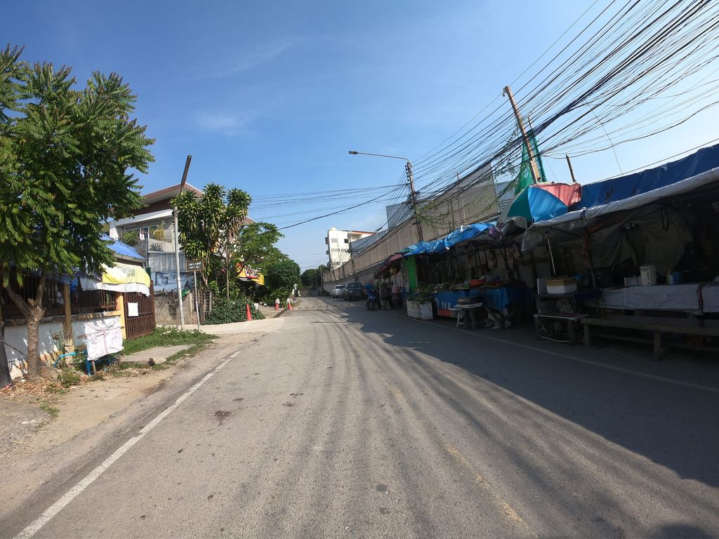 ภาพถนนตรงที่ ตู้น้ำหยอดเหรียญ (good drink) ตั้งอยู่ ถ่ายโดย chanuwath_grab พ.ศ. 2562 (2019) · A street-level view of where ตู้น้ำหยอดเหรียญ (good drink) stands, by chanuwath_grab in 2562 (2019)