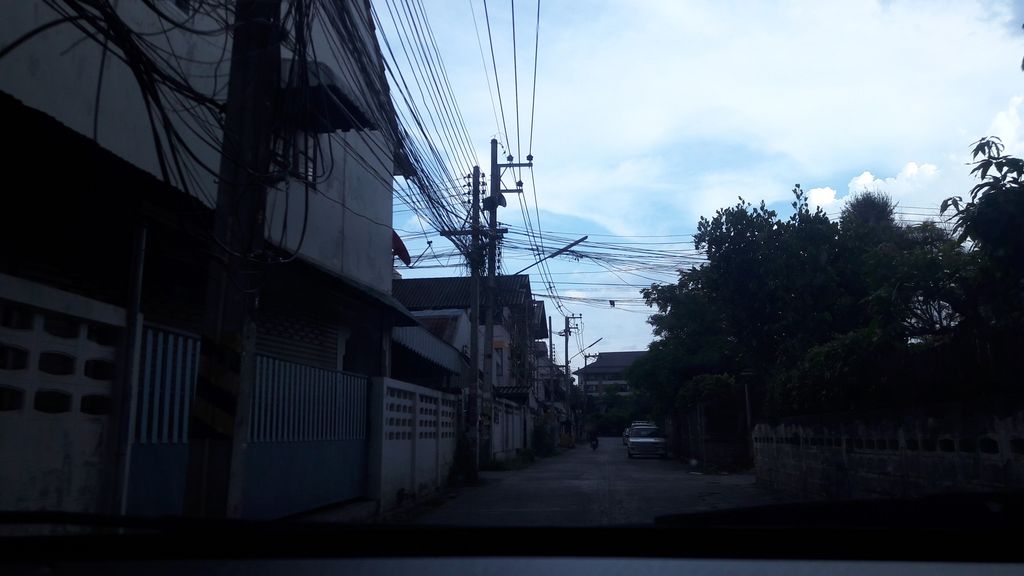 ภาพถนนตรงที่ ตู้น้ำหยอดเหรียญ (บ้านหยอดเหรียญ) ตั้งอยู่ ถ่ายโดย ratchaphat พ.ศ. 2559 (2016) · A street-level view of where ตู้น้ำหยอดเหรียญ (บ้านหยอดเหรียญ) · Tunam Yotrian (ban Yotrian) stands, by ratchaphat in 2559 (2016)