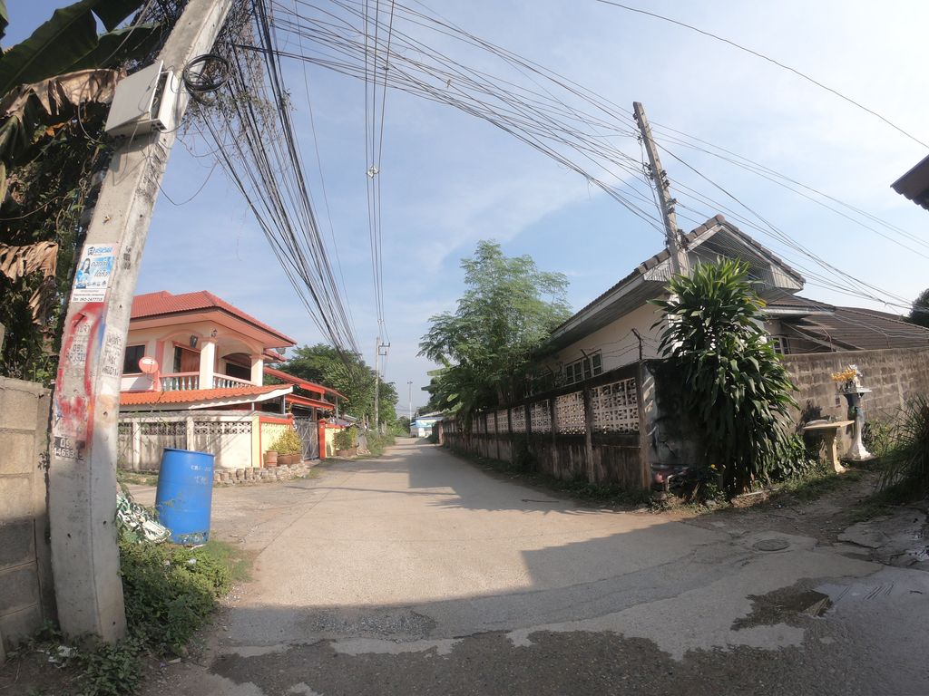 ภาพถนนตรงที่ ร้านน้องดิวแก๊ส บริการส่งแก๊ส [ซอยต๋าเหิน เมืองสาตร] ตั้งอยู่ ถ่ายโดย chanuwath_grab พ.ศ. 2562 (2019) · A street-level view of where ร้านน้องดิวแก๊ส บริการส่งแก๊ส [ซอยต๋าเหิน เมืองสาตร] · Ran Nong Dio Kaet Brikan Songkaet [soi Tahoen Mueang Sa Ton] stands, by chanuwath_grab in 2562 (2019)