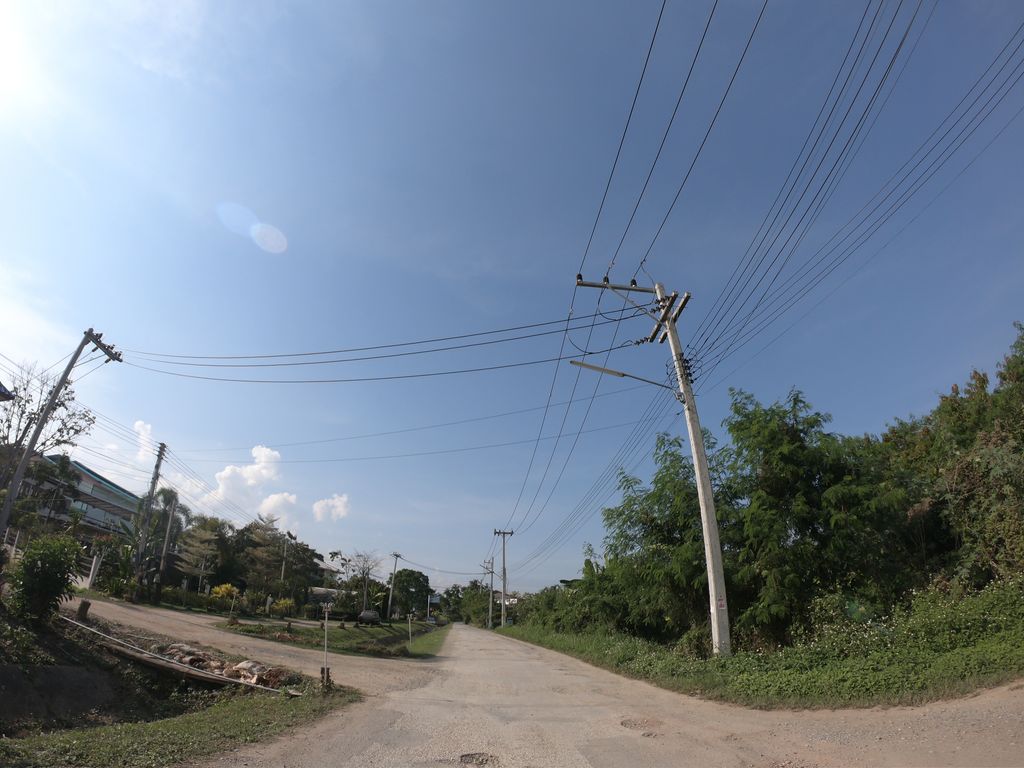ภาพถนนตรงที่ เมืองลังแก๊ส ตั้งอยู่ ถ่ายโดย chanuwath_grab พ.ศ. 2562 (2019) · A street-level view of where เมืองลังแก๊ส · Mueang Lang Kaet stands, by chanuwath_grab in 2562 (2019)