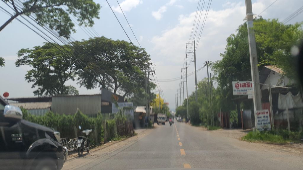 ภาพถนนตรงที่ ศักดาแก๊ส ตั้งอยู่ ถ่ายโดย jrcarlsen พ.ศ. 2565 (2022) · A street-level view of where ศักดาแก๊ส · Sakdakaet stands, by jrcarlsen in 2565 (2022)