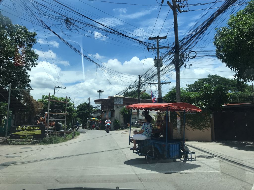 ภาพถนนตรงที่ จันทร์ประเสริฐแก๊ส(กาดก้อม) ตั้งอยู่ ถ่ายโดย prasert พ.ศ. 2561 (2018) · A street-level view of where จันทร์ประเสริฐแก๊ส(กาดก้อม) · Chan Prasoet Kaet(kat Kom) stands, by prasert in 2561 (2018)