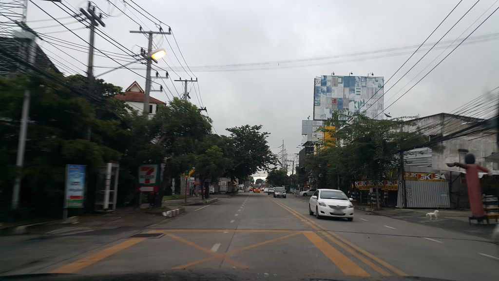 ภาพถนนตรงที่ ปตท. NGV (มีสุขใจ) [เจริญเมือง] ตั้งอยู่ ถ่ายโดย jrcarlsen พ.ศ. 2559 (2016) · A street-level view of where ปตท. NGV (มีสุขใจ) [เจริญเมือง] stands, by jrcarlsen in 2559 (2016)