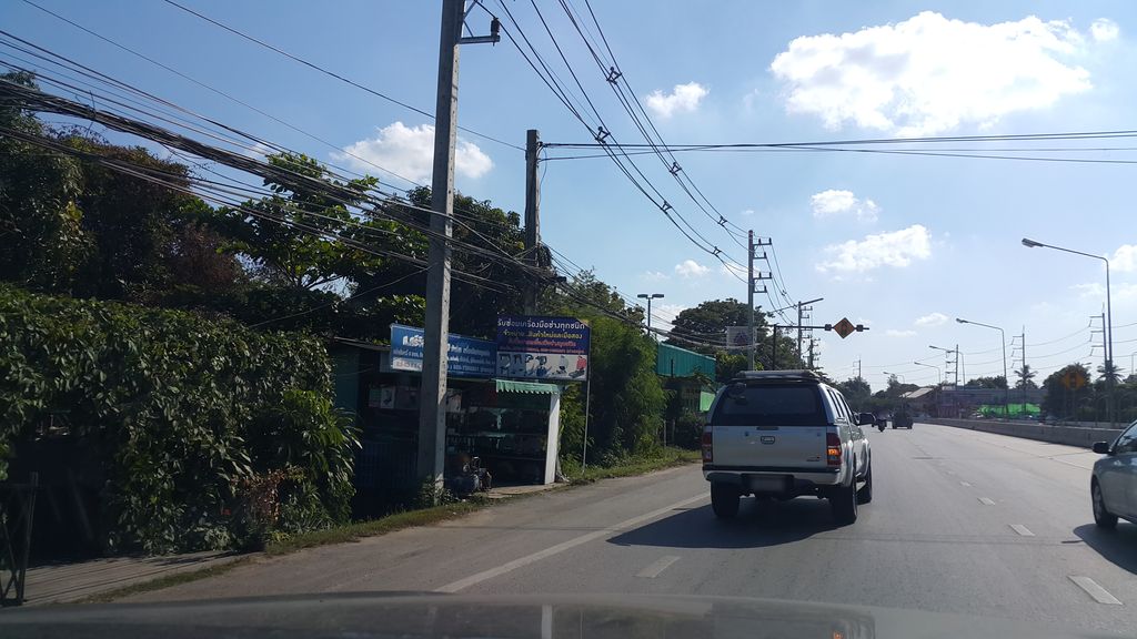ภาพถนนตรงที่ ตู้น้ำดื่มหยอดเหรียญ (พีระเซอร์วิส) ตั้งอยู่ ถ่ายโดย jrcarlsen พ.ศ. 2559 (2016) · A street-level view of where ตู้น้ำดื่มหยอดเหรียญ (พีระเซอร์วิส) · Tu Nam Duem Yotrian (phirasoewit) stands, by jrcarlsen in 2559 (2016)