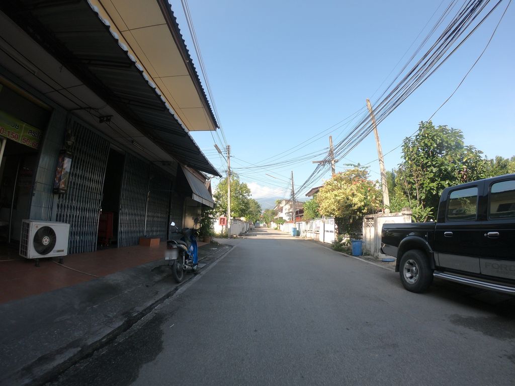 ภาพถนนตรงที่ วีณา บราเซีย ตั้งอยู่ ถ่ายโดย chanuwath_grab พ.ศ. 2562 (2019) · A street-level view of where Veena Brassiere stands, by chanuwath_grab in 2562 (2019)