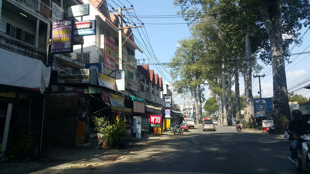 ภาพถนนตรงที่ ศูนย์บริการสุขภาพสัตว์เลี้ยง เทศบาลนครเชียงใหม่ ตั้งอยู่ ถ่ายโดย jrcarlsen พ.ศ. 2559 (2016) · A street-level view of where ศูนย์บริการสุขภาพสัตว์เลี้ยง เทศบาลนครเชียงใหม่ · Brikan Sukkhaphap Satliang Thetsaban Nakhon Chiang Mai Centre stands, by jrcarlsen in 2559 (2016)