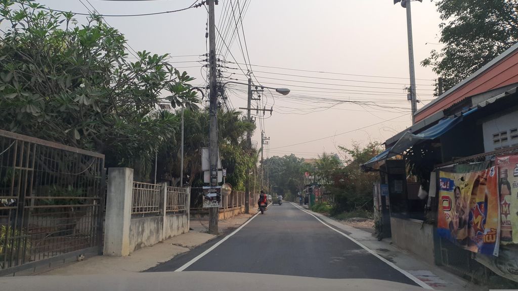 ภาพถนนตรงที่ แอนิมอล คลินิก ตั้งอยู่ ถ่ายโดย jrcarlsen พ.ศ. 2566 (2023) · A street-level view of where แอนิมอล คลินิก · Aenimon Clinic stands, by jrcarlsen in 2566 (2023)