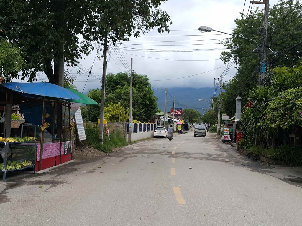 ภาพถนนตรงที่ รักษาสัตว์บ้านท่อ ตั้งอยู่ ถ่ายโดย jrcarlsen พ.ศ. 2558 (2015) · A street-level view of where รักษาสัตว์บ้านท่อ · Raksasat Ban Tho stands, by jrcarlsen in 2558 (2015)