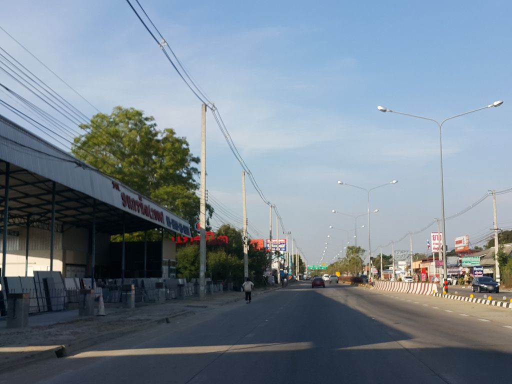 ภาพถนนตรงที่ โรงพยาบาลสัตว์เชียงใหม่ เซ็นเตอร์ ตั้งอยู่ ถ่ายโดย jrcarlsen พ.ศ. 2559 (2016) · A street-level view of where โรงพยาบาลสัตว์เชียงใหม่ เซ็นเตอร์ · Sat Chiang Mai Center Hospital stands, by jrcarlsen in 2559 (2016)