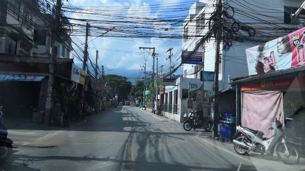 ภาพถนนตรงที่ เกรียงไกรสัตวแพทย์ ตั้งอยู่ ถ่ายโดย charlesano พ.ศ. 2561 (2018) · A street-level view of where เกรียงไกรสัตวแพทย์ · Kriangkai Satwaphaet stands, by charlesano in 2561 (2018)