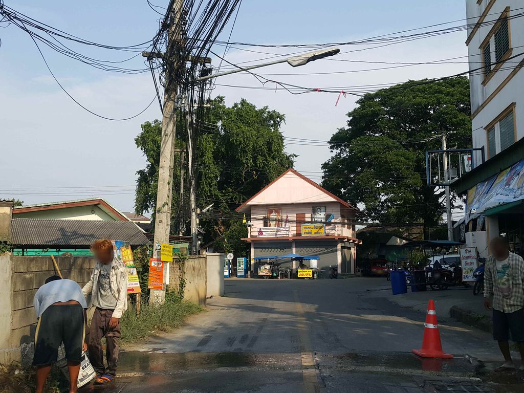 ภาพถนนตรงที่ ริมรางสัตวแพทย์ ตั้งอยู่ ถ่ายโดย jrcarlsen พ.ศ. 2558 (2015) · A street-level view of where ริมรางสัตวแพทย์ · Rim Rang Satwaphaet stands, by jrcarlsen in 2558 (2015)
