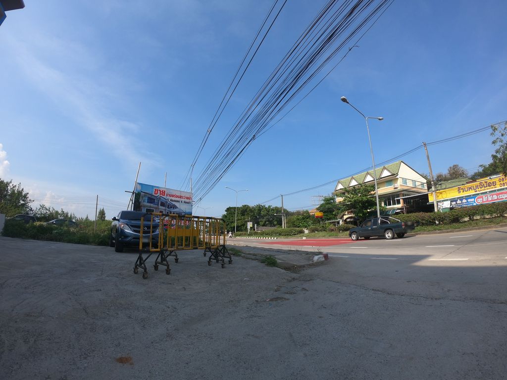ภาพถนนตรงที่ โรงพยาบาลสัตว์อารักษ์ สาขาเชียงใหม่ ตั้งอยู่ ถ่ายโดย chanuwath_grab พ.ศ. 2562 (2019) · A street-level view of where โรงพยาบาลสัตว์อารักษ์ สาขาเชียงใหม่ · Sat Arak Sakha Chiang Mai Hospital stands, by chanuwath_grab in 2562 (2019)