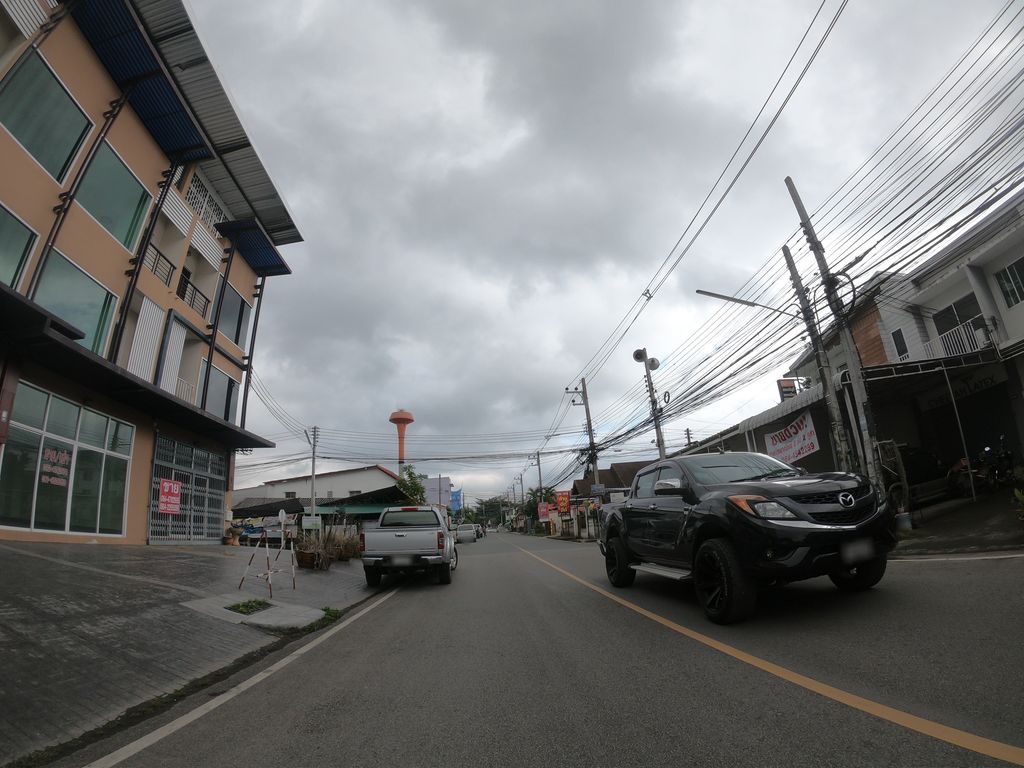 ภาพถนนตรงที่ วรุณรักษ์ รักษาสัตว์ ตั้งอยู่ ถ่ายโดย chanuwath_grab พ.ศ. 2562 (2019) · A street-level view of where วรุณรักษ์ รักษาสัตว์ · Warunrak Raksasat stands, by chanuwath_grab in 2562 (2019)