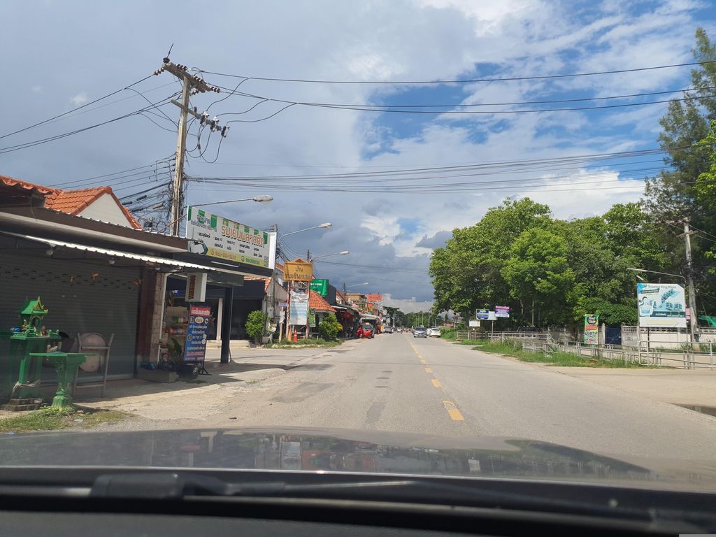 ภาพถนนตรงที่ แม่หยวกรักษาสัตว์ ตั้งอยู่ ถ่ายโดย jrcarlsen พ.ศ. 2566 (2023) · A street-level view of where แม่หยวกรักษาสัตว์ · Mae Yuak Raksasat stands, by jrcarlsen in 2566 (2023)