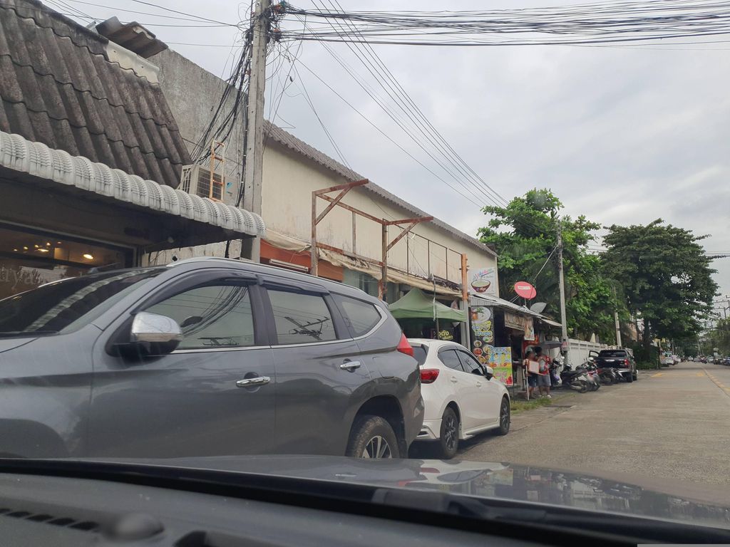 ภาพถนนตรงที่ คลินิกรักษาสัตว์ ตั้งอยู่ ถ่ายโดย jrcarlsen พ.ศ. 2566 (2023) · A street-level view of where คลินิกรักษาสัตว์ · Raksasat Clinic stands, by jrcarlsen in 2566 (2023)
