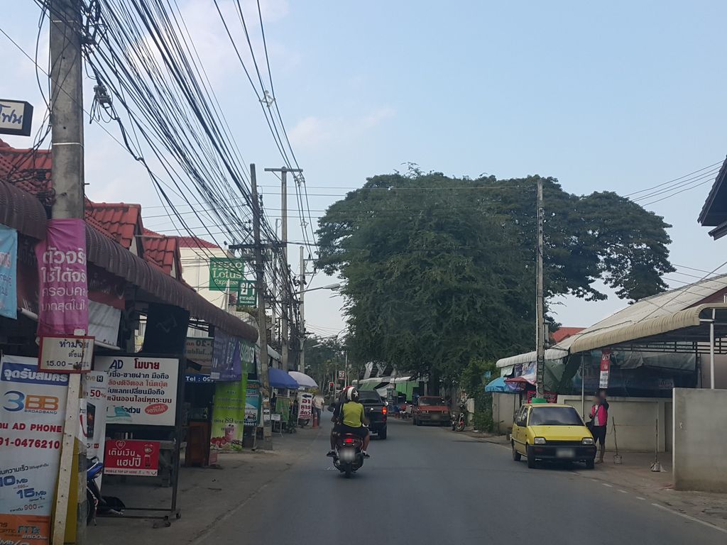 ภาพถนนตรงที่ วรพจน์สัตวแพทย์ ตั้งอยู่ ถ่ายโดย jrcarlsen พ.ศ. 2558 (2015) · A street-level view of where วรพจน์สัตวแพทย์ · Won Phot Satwaphaet stands, by jrcarlsen in 2558 (2015)