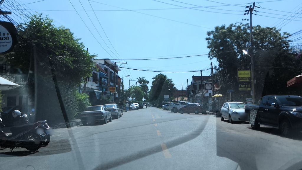 ภาพถนนตรงที่ คลินิกสวนดอกสัตวแพทย์ ตั้งอยู่ ถ่ายโดย charlesano พ.ศ. 2561 (2018) · A street-level view of where คลินิกสวนดอกสัตวแพทย์ · Suan Dok Satwaphaet Clinic stands, by charlesano in 2561 (2018)