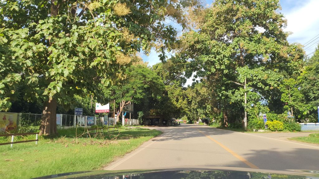 ภาพถนนตรงที่ โรงพยาบานแม่ออน ตั้งอยู่ ถ่ายโดย jrcarlsen พ.ศ. 2564 (2021) · A street-level view of where Mae On Hospital stands, by jrcarlsen in 2564 (2021)