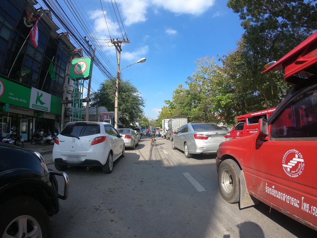 ภาพถนนตรงที่ Lecker Café & Bistro ตั้งอยู่ ถ่ายโดย chanuwath_grab พ.ศ. 2562 (2019) · A street-level view of where Lecker Café & Bistro stands, by chanuwath_grab in 2562 (2019)