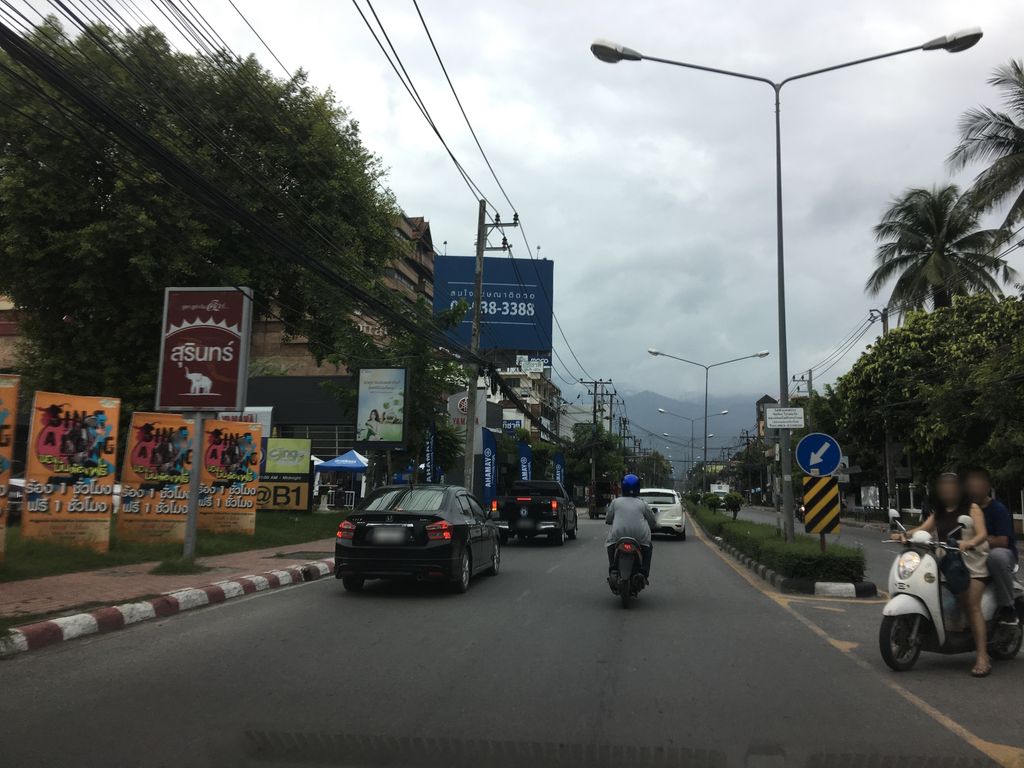 ภาพถนนตรงที่ Seven Fountains Jesuit Retreat Center ตั้งอยู่ ถ่ายโดย wapriz พ.ศ. 2561 (2018) · A street-level view of where Seven Fountains Jesuit Retreat Center stands, by wapriz in 2561 (2018)