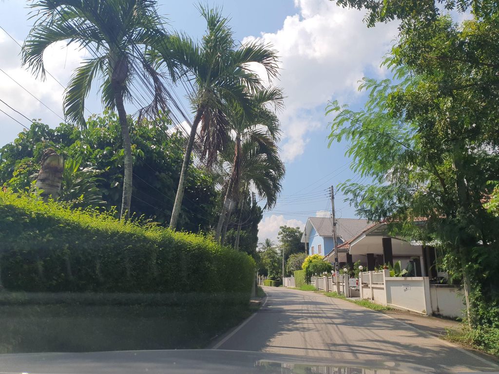 ภาพถนนตรงที่ วัดป่าไม้แดง ตั้งอยู่ ถ่ายโดย jrcarlsen พ.ศ. 2566 (2023) · A street-level view of where วัดป่าไม้แดง · Wat Pa Mai Daeng stands, by jrcarlsen in 2566 (2023)