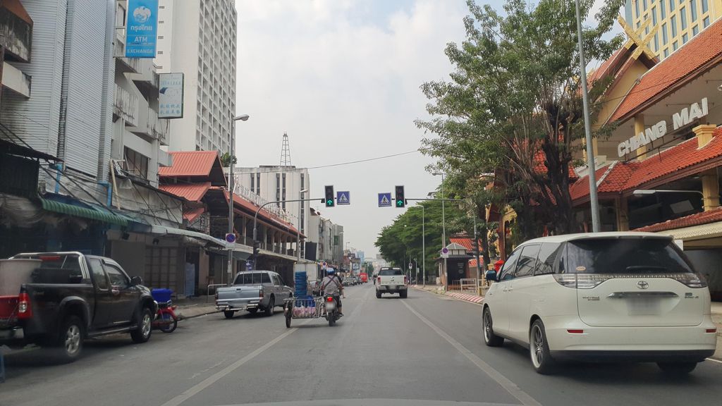 ภาพถนนตรงที่ ที่จอดมอเตอร์ไซค์ · ใกล้ประตูท่าแพ 810 ม. ตั้งอยู่ ถ่ายโดย jrcarlsen พ.ศ. 2565 (2022) · A street-level view of where Motorcycle parking · 810 m from Tha Phae Gate stands, by jrcarlsen in 2565 (2022)