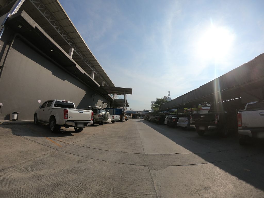 ภาพถนนตรงที่ Tops P2 Parking ตั้งอยู่ ถ่ายโดย chanuwath_grab พ.ศ. 2562 (2019) · A street-level view of where Tops P2 Parking stands, by chanuwath_grab in 2562 (2019)