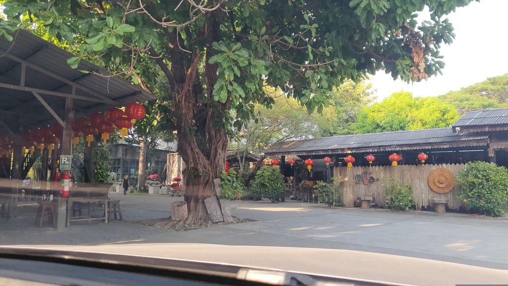 ภาพถนนตรงที่ ที่จอดรถ · ย่านหางดง-สันผักหวาน ตั้งอยู่ ถ่ายโดย jrcarlsen พ.ศ. 2566 (2023) · A street-level view of where Parking · Hang Dong stands, by jrcarlsen in 2566 (2023)
