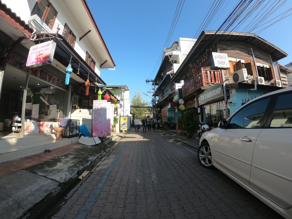 ภาพถนนตรงที่ Infinity Motor Bike Rental ตั้งอยู่ ถ่ายโดย chanuwath_grab พ.ศ. 2562 (2019) · A street-level view of where Infinity Motor Bike Rental stands, by chanuwath_grab in 2562 (2019)