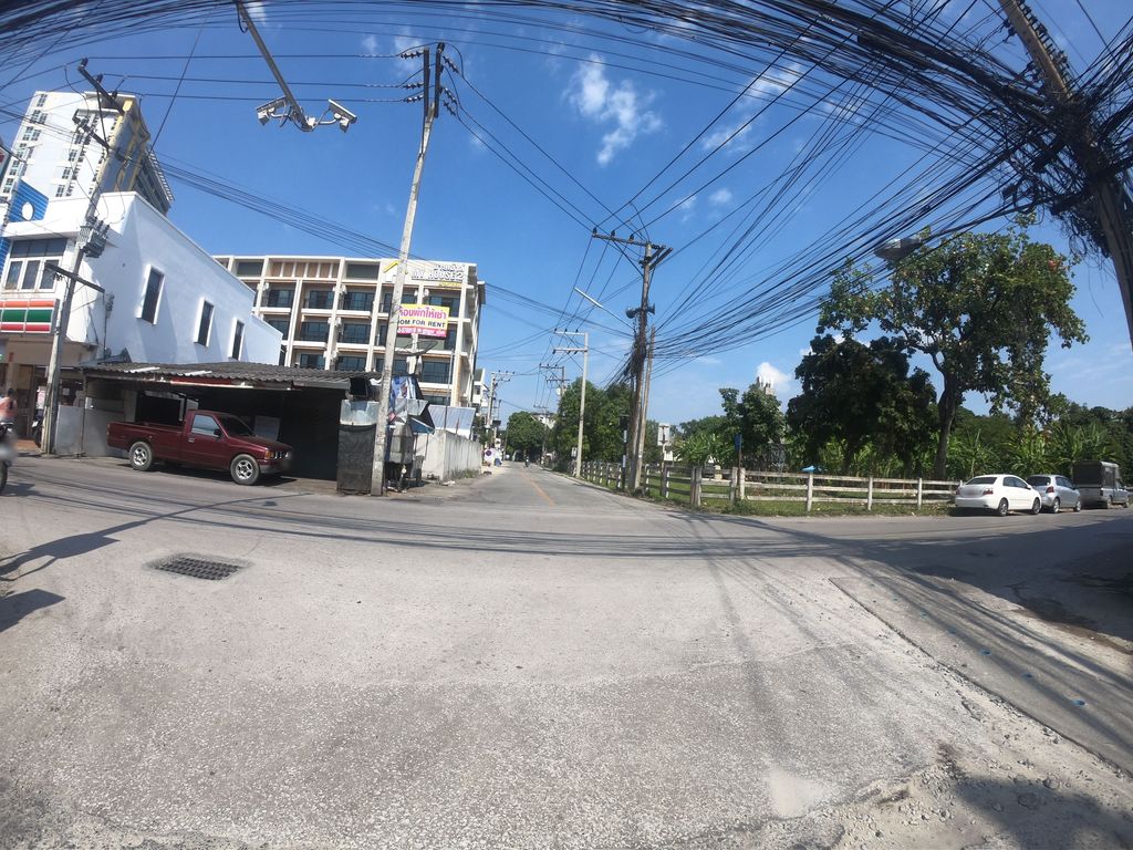 ภาพถนนตรงที่ โลมาถ่ายเอกสาร ตั้งอยู่ ถ่ายโดย chanuwath_grab พ.ศ. 2562 (2019) · A street-level view of where โลมาถ่ายเอกสาร · Loma Thaieksan stands, by chanuwath_grab in 2562 (2019)