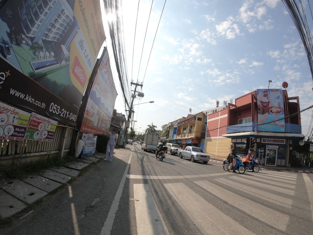 ภาพถนนตรงที่ Chompoo Printing and Copy Shop ตั้งอยู่ ถ่ายโดย chanuwath_grab พ.ศ. 2562 (2019) · A street-level view of where Chompoo Printing and Copy Shop stands, by chanuwath_grab in 2562 (2019)