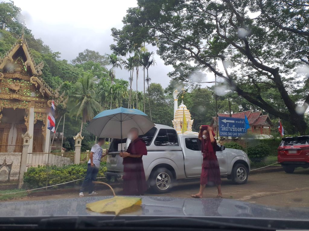 ภาพถนนตรงที่ ที่จอดรถ · ย่านแม่แตง-เชียงดาว ตั้งอยู่ ถ่ายโดย jrcarlsen พ.ศ. 2566 (2023) · A street-level view of where Parking · Mae Taeng & Chiang Dao stands, by jrcarlsen in 2566 (2023)
