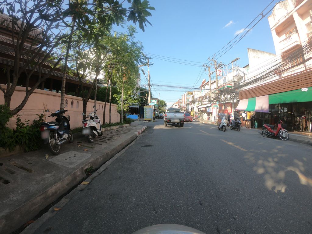 ภาพถนนตรงที่ Unnamed Copy Shop ตั้งอยู่ ถ่ายโดย chanuwath_grab พ.ศ. 2562 (2019) · A street-level view of where Unnamed Copy Shop stands, by chanuwath_grab in 2562 (2019)