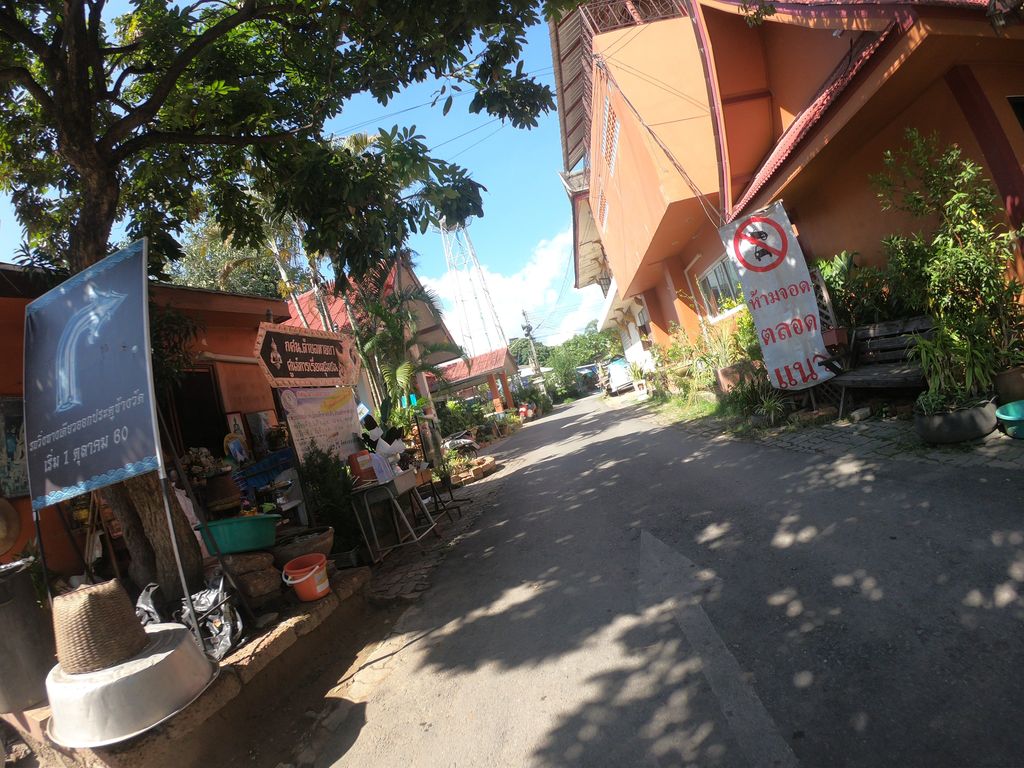 ภาพถนนตรงที่ โรงเรียนเทศบาลวัดศรีสุพรรณ ตั้งอยู่ ถ่ายโดย chanuwath_grab พ.ศ. 2562 (2019) · A street-level view of where Wat Sri Suphan Municipal School stands, by chanuwath_grab in 2562 (2019)
