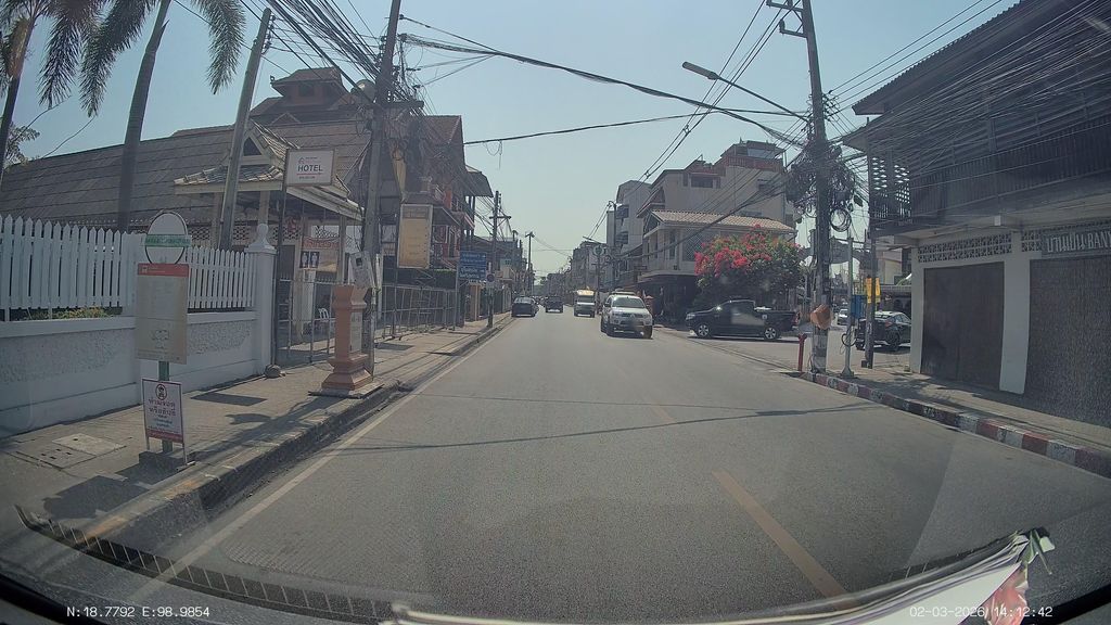 ภาพถนนตรงที่ ลานจอดรถ · ใกล้ประตูเชียงใหม่ 450 ม. ตั้งอยู่ ถ่ายโดย ThailandCambodia พ.ศ. 2569 (2026) · A street-level view of where Car park · 450 m from Chiang Mai Gate stands, by ThailandCambodia in 2569 (2026)