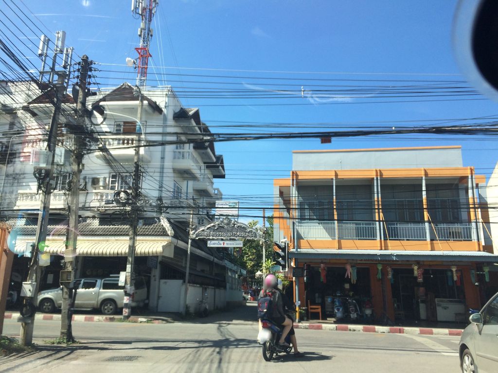 ภาพถนนตรงที่ ลานจอดรถ คลังเครื่องเขียน · ในบริเวณวัดศรีสุพรรณ (วัดเงิน) ตั้งอยู่ ถ่ายโดย prasert พ.ศ. 2513 (1970) · A street-level view of where Car park — คลังเครื่องเขียน · in the grounds of Wat Sri Suphan (the Silver Temple) stands, by prasert in 2513 (1970)